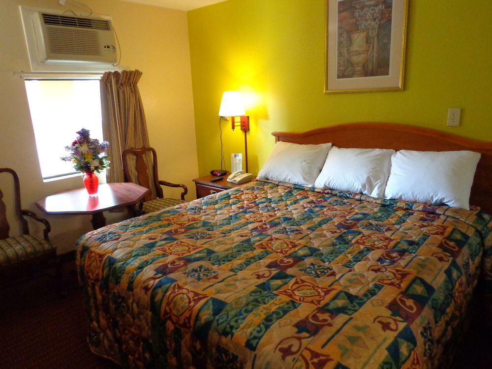 Economy Inn Express Warren Екстер'єр фото