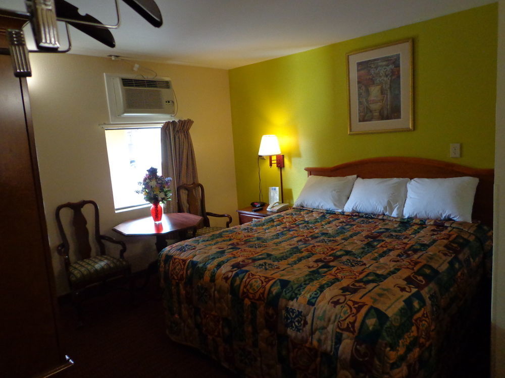 Economy Inn Express Warren Екстер'єр фото